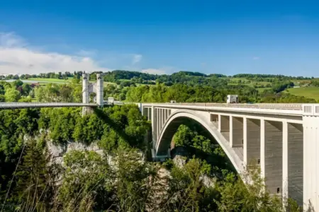 Das Schweizer Autobahnnetz und der Ablauf des Vignette-Kaufs für 2025